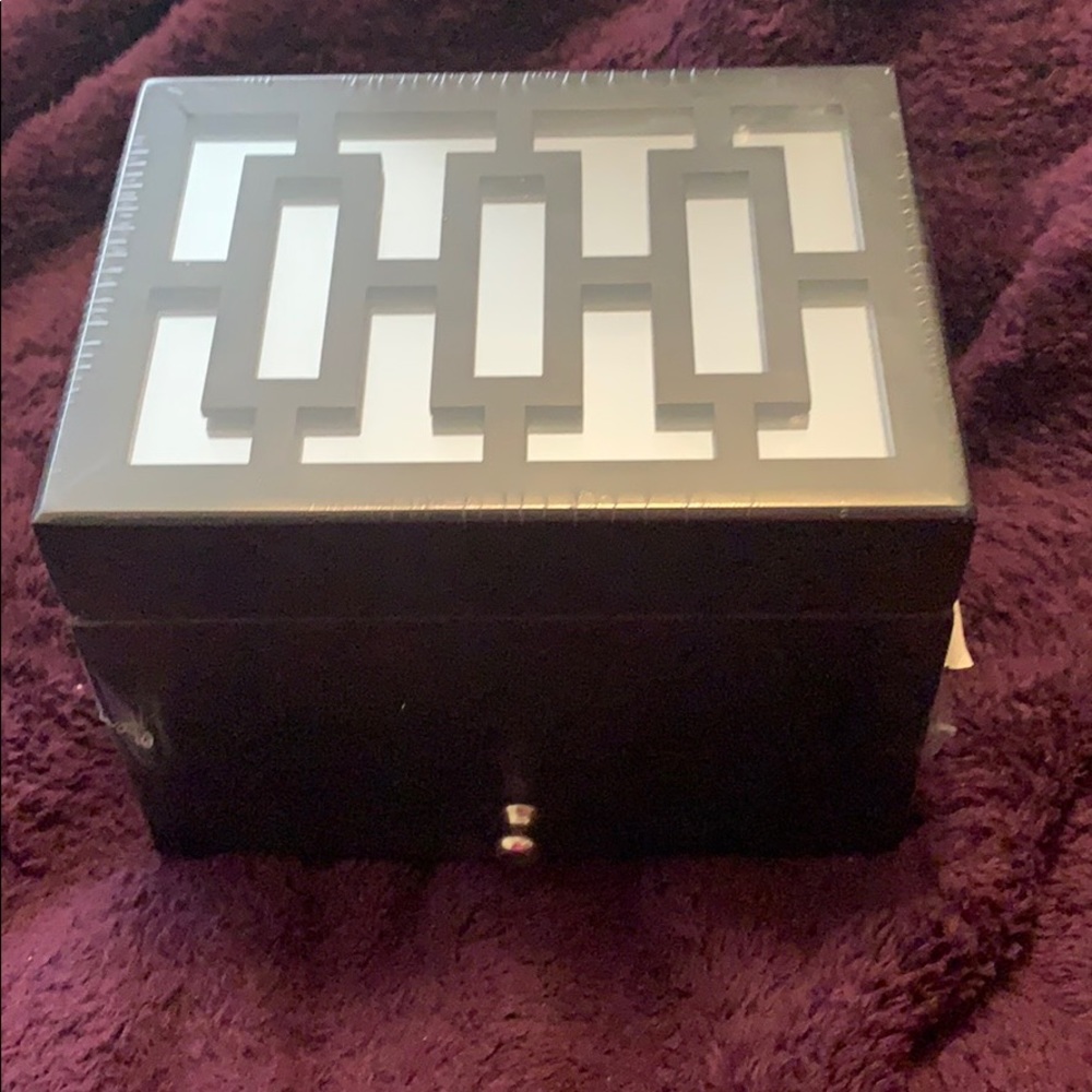 NWNT~THIS IS A CUTE LITTLE JEWELRY BOX